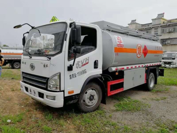 同威解放10.1方加油车【满载10吨】