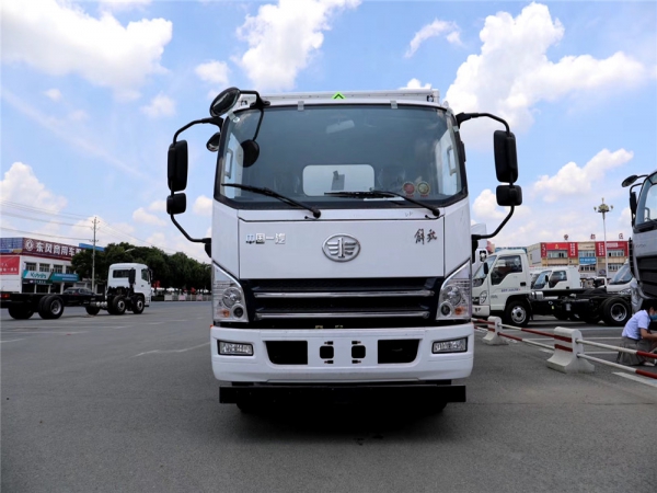 国六跃进112马力易燃液体厢式运输车（汽油机）