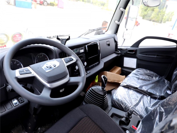 国六跃进112马力易燃液体厢式运输车（汽油机）