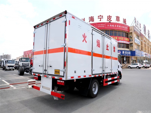 国六跃进112马力易燃液体厢式运输车（汽油机）